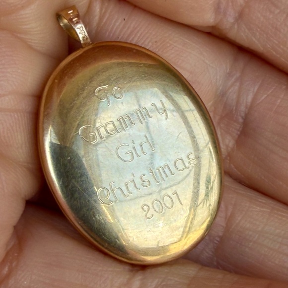 14k Gold Oval locket Pendant Necklace - Picture 4 of 8